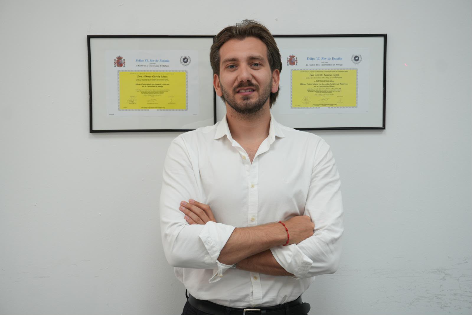 Alberto García López in front of his University of Málaga master's degrees in Law Practice and Corporate Legal Advice